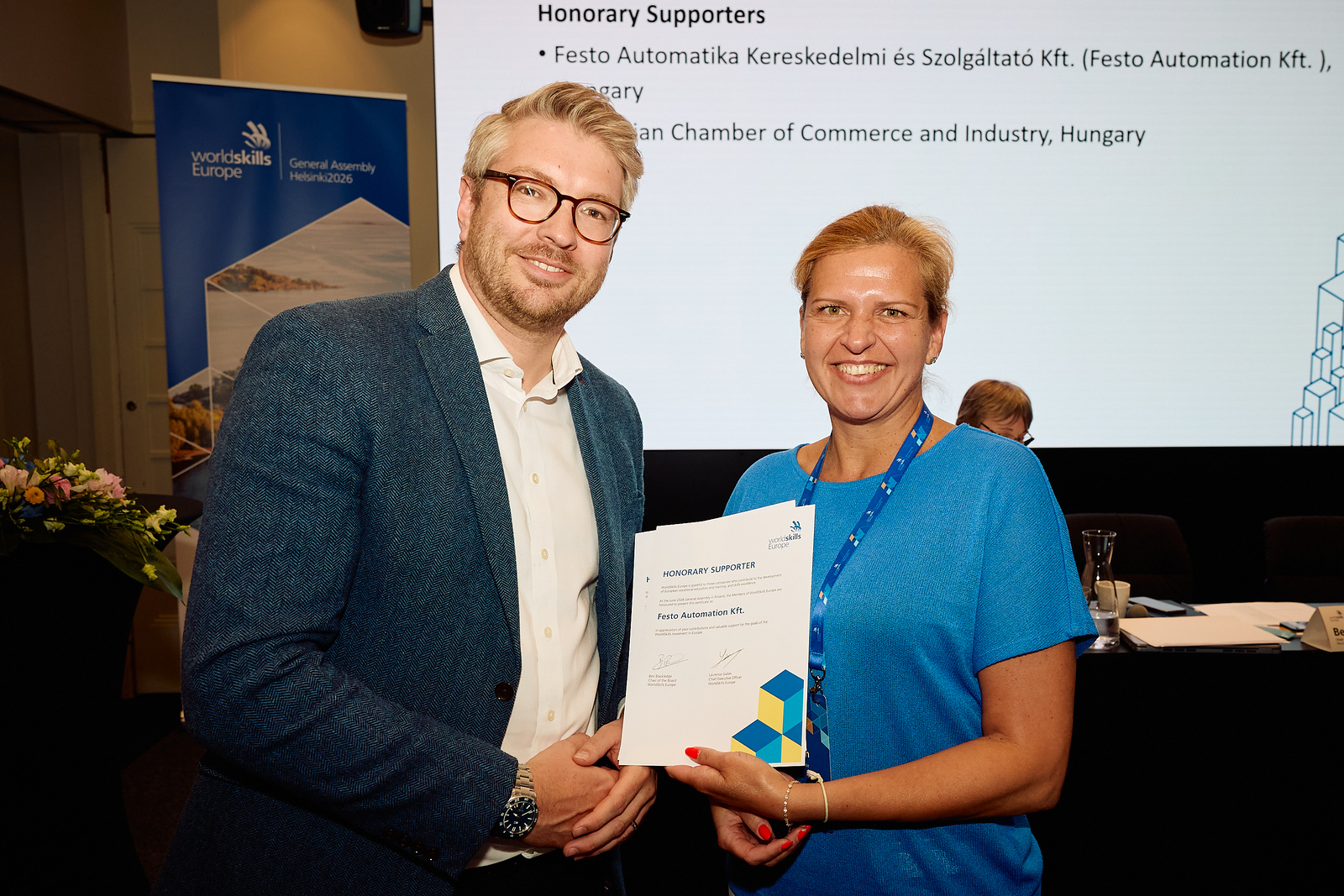 Elismerő oklevéllel átadása a WorldSkills Europe Közgyűlésen