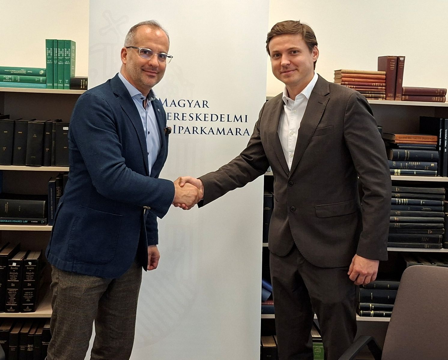 Csókay Ákos, az MKIK főtitikára és Tóth János, a Netlock kereskedemi igazgatója