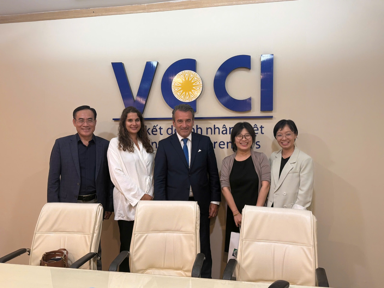 MKIK és VCCI egyeztetése, középen Forintos Róbert