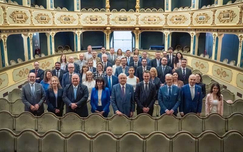 A Közgyűlés résztvevőinek közös fotója a máltai Manoel Teather-ben.